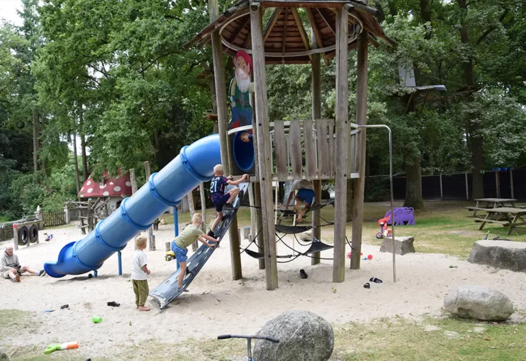 Spelen-Glijbaan-1-NatuurlijkHeidepark