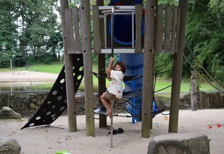 Spelen-Glijbaan-2-NatuurlijkHeidepark